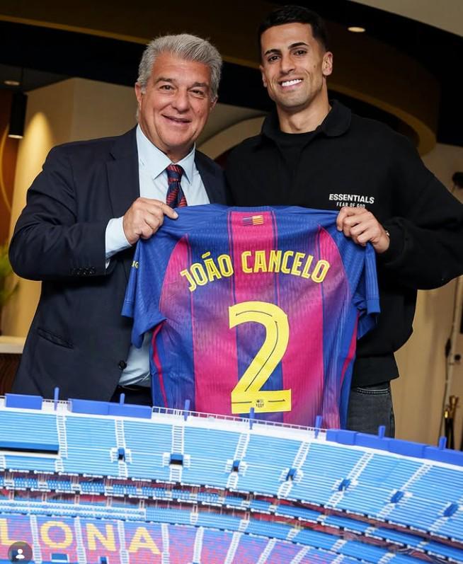 重新披上2号球衣，坎塞洛选择与第一次租借巴萨时相同号码