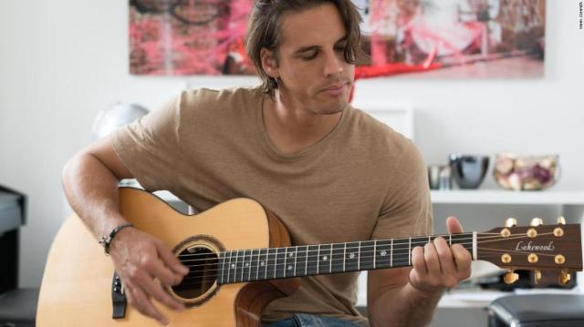 1625212843939044341.jpg 180619102638-yann-sommer-guitar-super-169.jpg